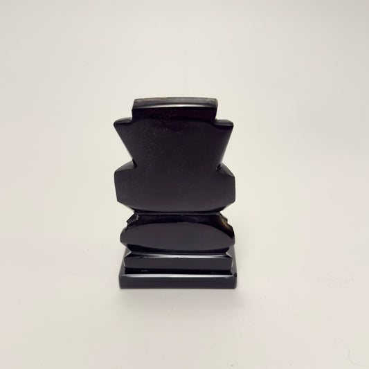 Håndskåret mexicansk figur i sort obsidian med perlemor