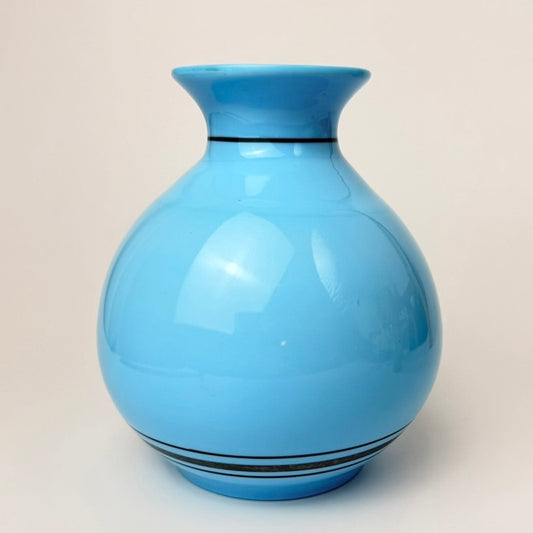 Vintage vase i lyseblåt opalinglas med håndmalet blomster