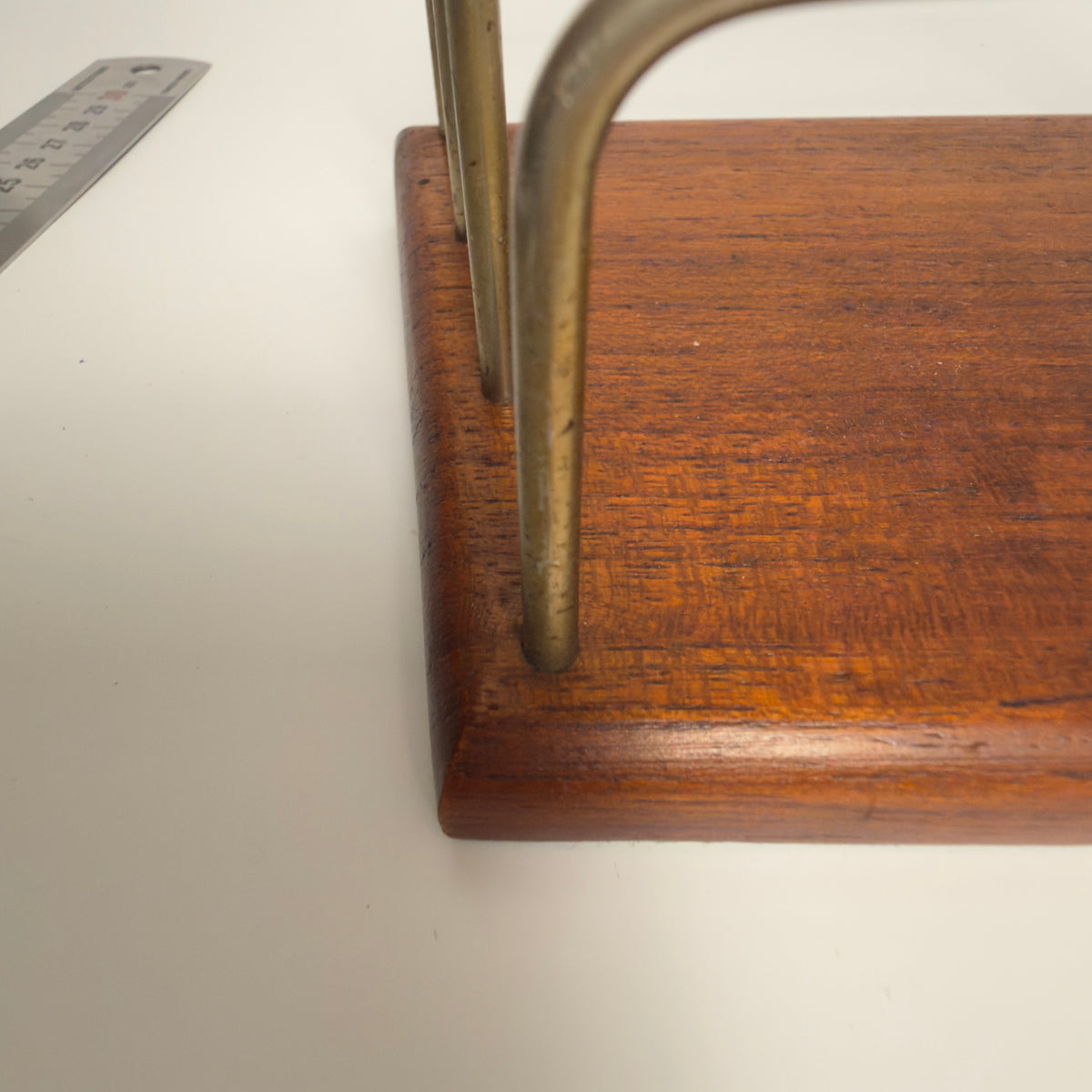 Vintage brevholder i teak – mid century