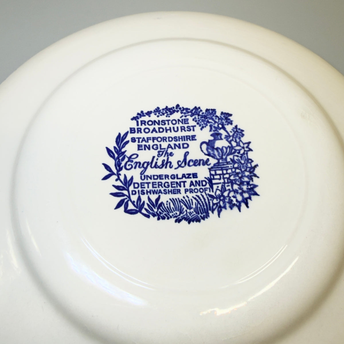 Broadhurst “The English Scene” desserttallerken i blå ironstone, 17 cm fra 1960’erne