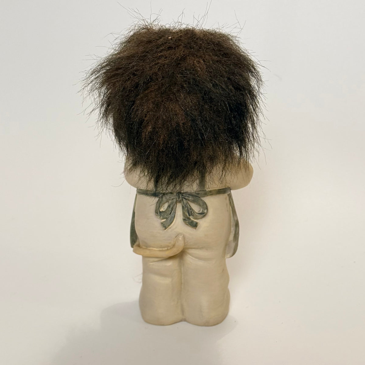 Vintage troldefigur i porcelæn med naturhår – ca. 13 cm