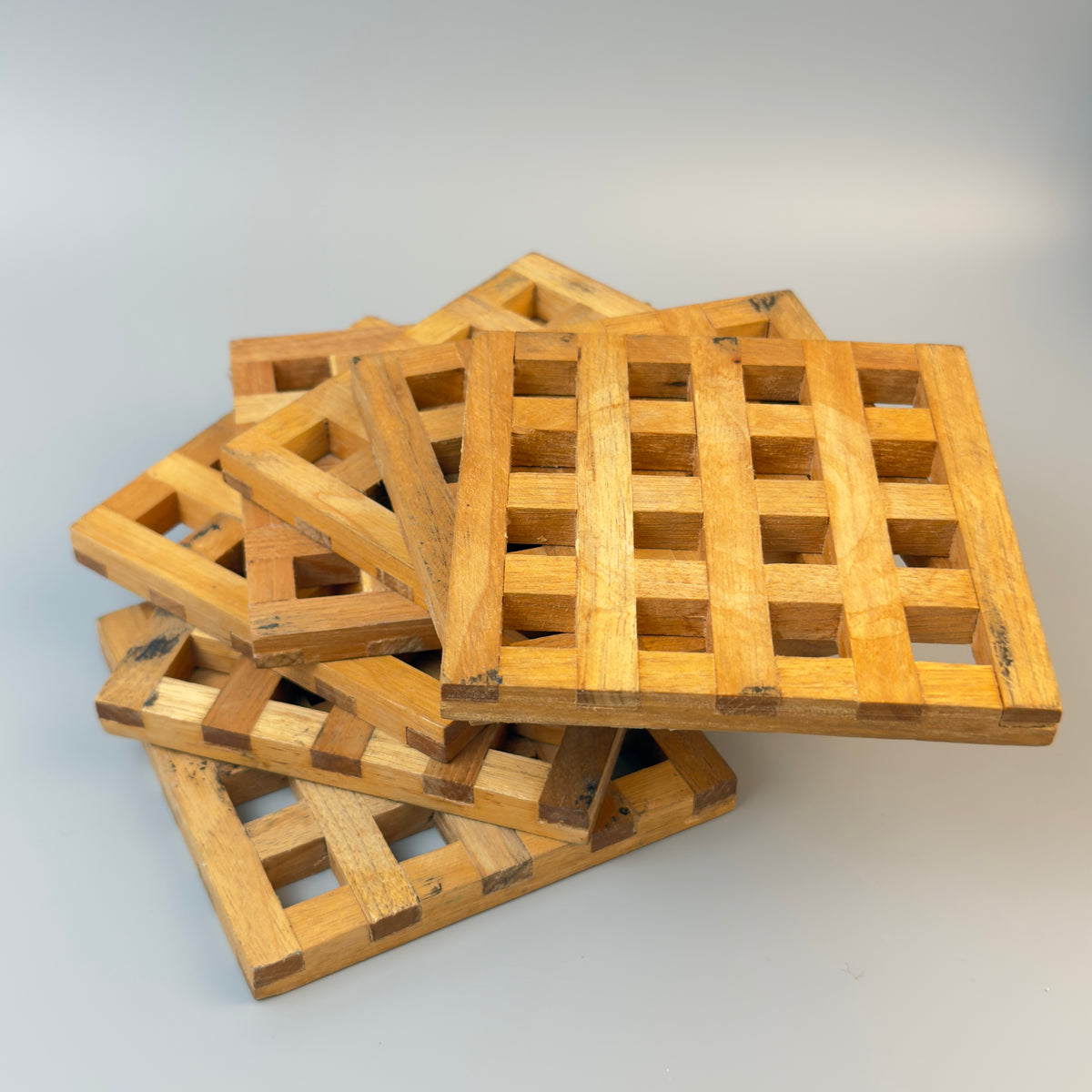 Vintage bordskånere i fingersamlet træ – sæt med 7 – 10,5 × 10,5 cm