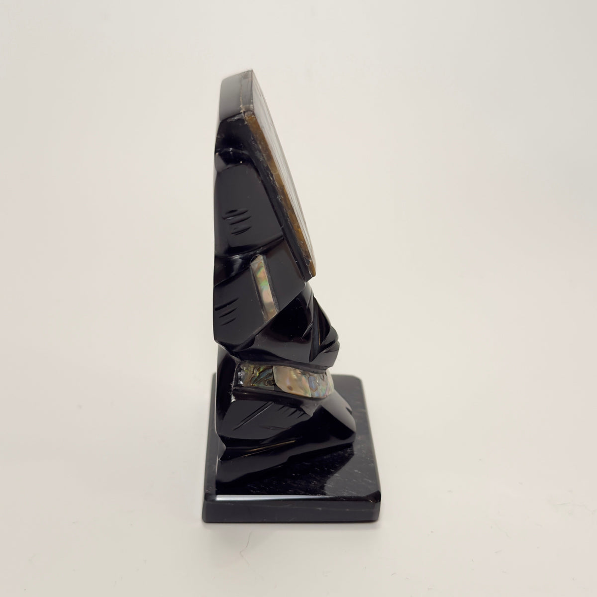 Håndskåret mexicansk figur i sort obsidian med perlemor