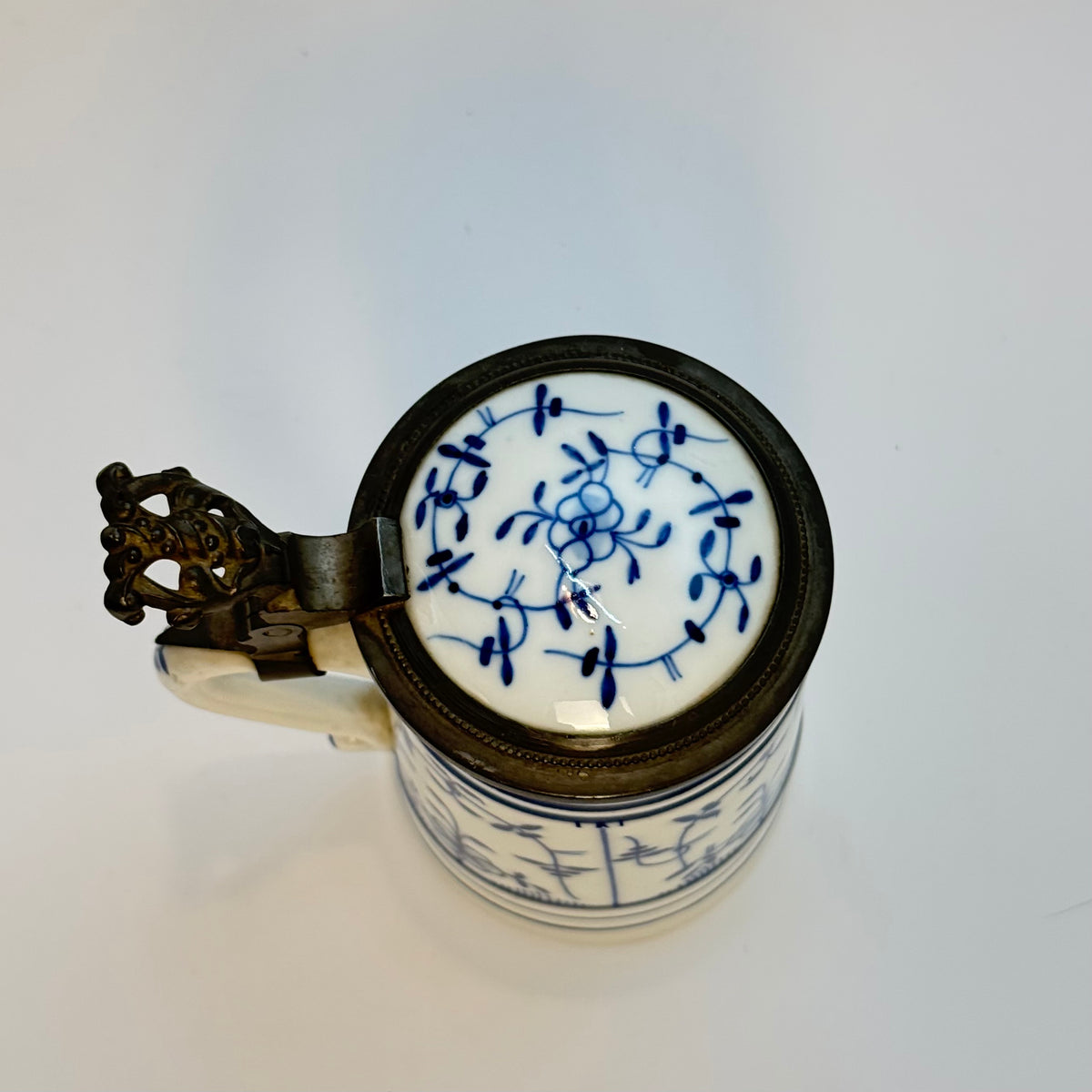 Lithophane ølkrus i porcelæn med tinlåg, 1930-40'erne