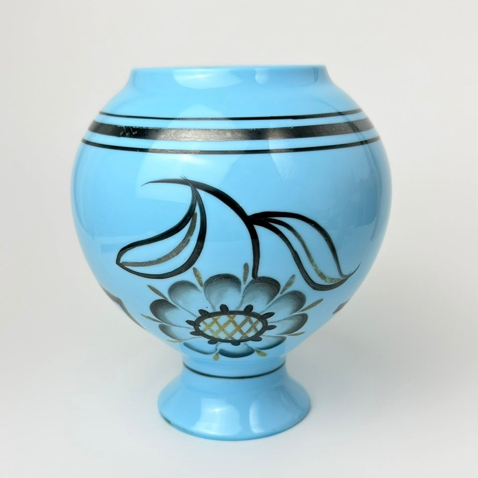 Vintage vase i lyseblåt opalinglas med håndmalet blomster