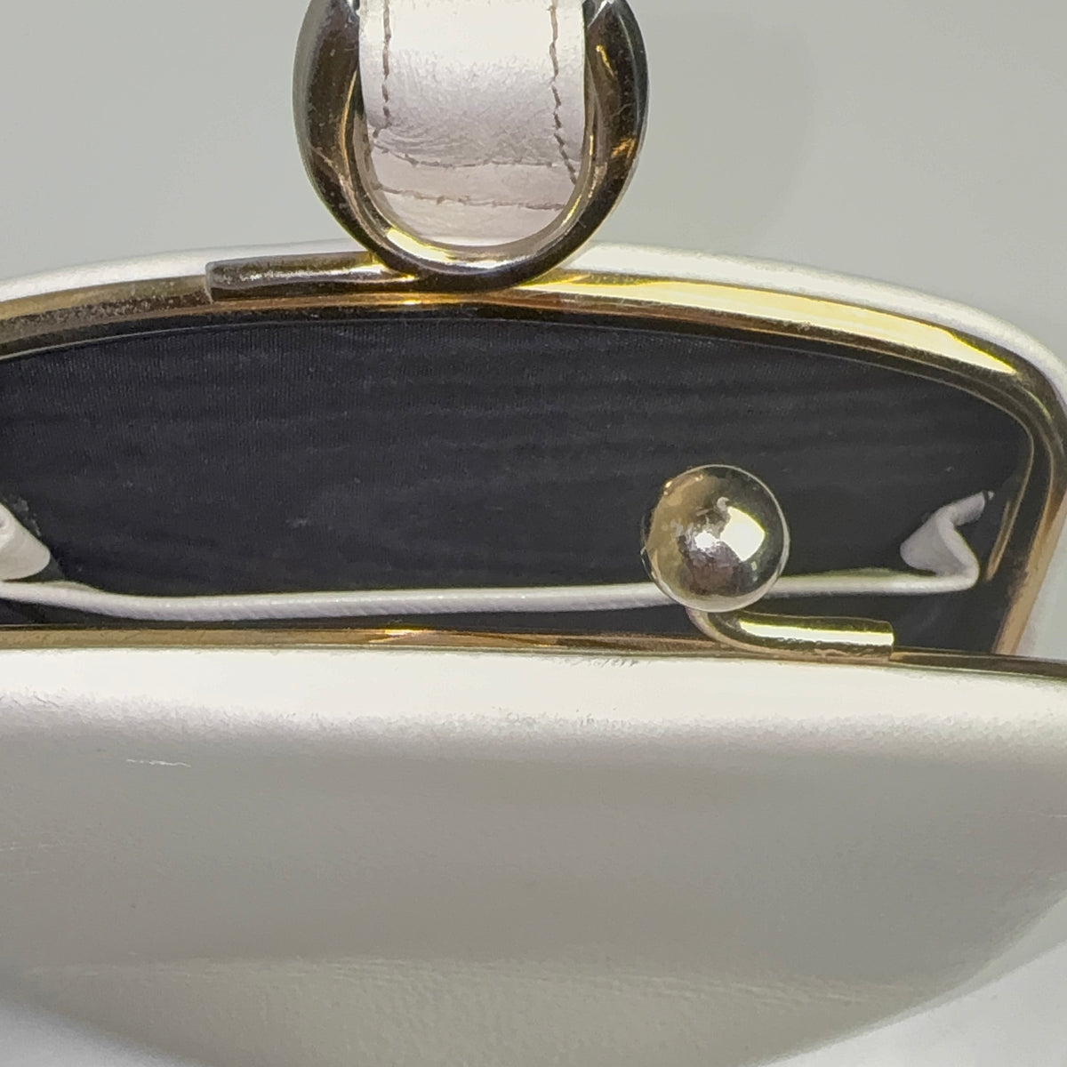 Skøn hvid clutch lædertaske med wristlet rem – 1960