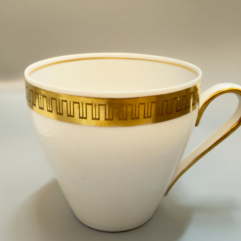 Lyngby Porcelæn kaffekop med underkop og kagetallerken – guldmæanderbort, Danmark
