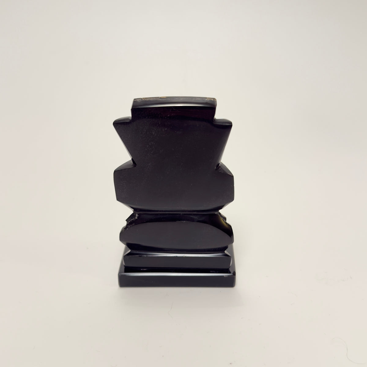 Håndskåret mexicansk figur i sort obsidian med perlemor