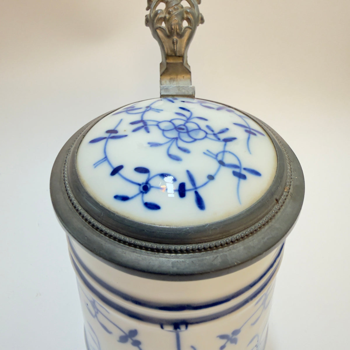 Lithophane ølkrus i porcelæn med tinlåg, 1930-40'erne