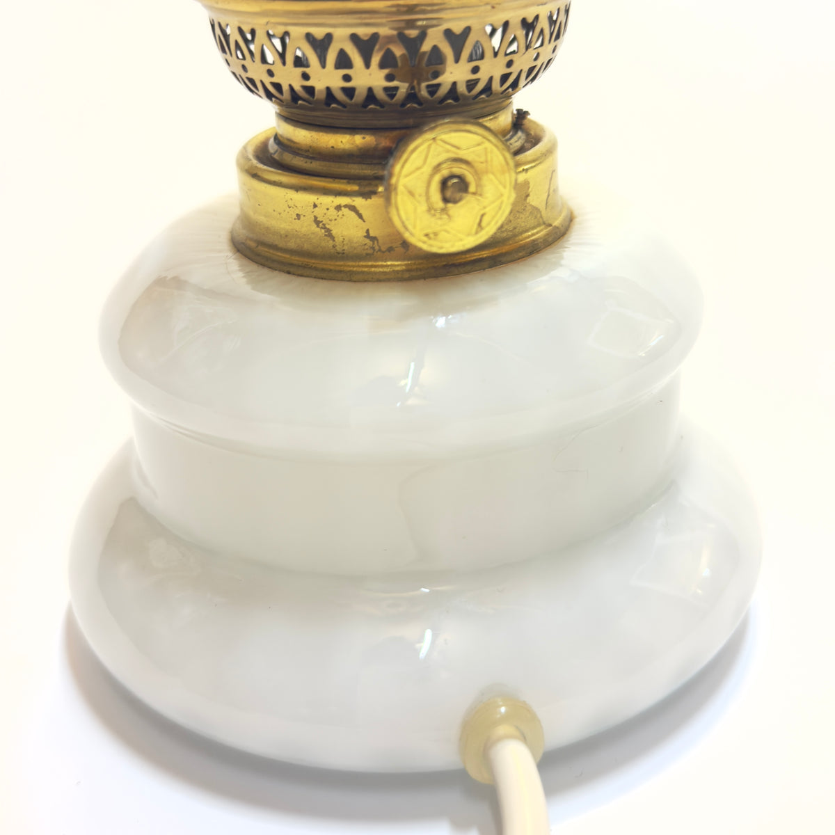 Holmegaard “Dagmar Mini” fadlampe – hvid opalglas, messing