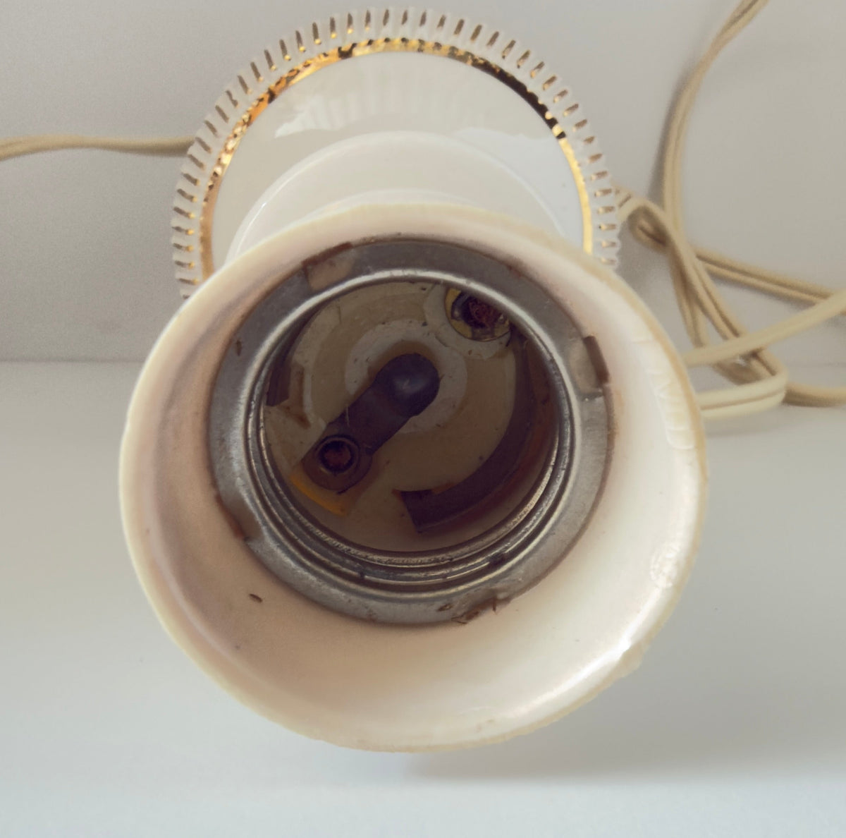 Italiensk ældre porcelænslampe med blomster – 23 cm