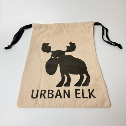 Original Urban Elk stofpose i kraftig naturfarvet bomuld med sort snørelukning og Urban Elk-logo på forsiden.

Velegnet som opbevaringspose til sko, accessories eller mindre tasker til voksne og børn. 

Mål:
• Ca. 33 × 24 cm

Stand:
Pæn brugt stand med lette brugsspor og enkelte folder efter opbevaring. Se billederne, da de er en del af beskrivelsen.