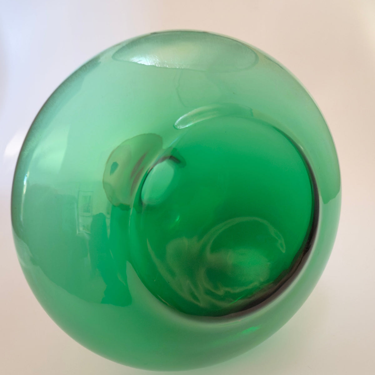 Skandinavisk grøn glas­karaffel i mundblæst glas, ca. 1960’erne