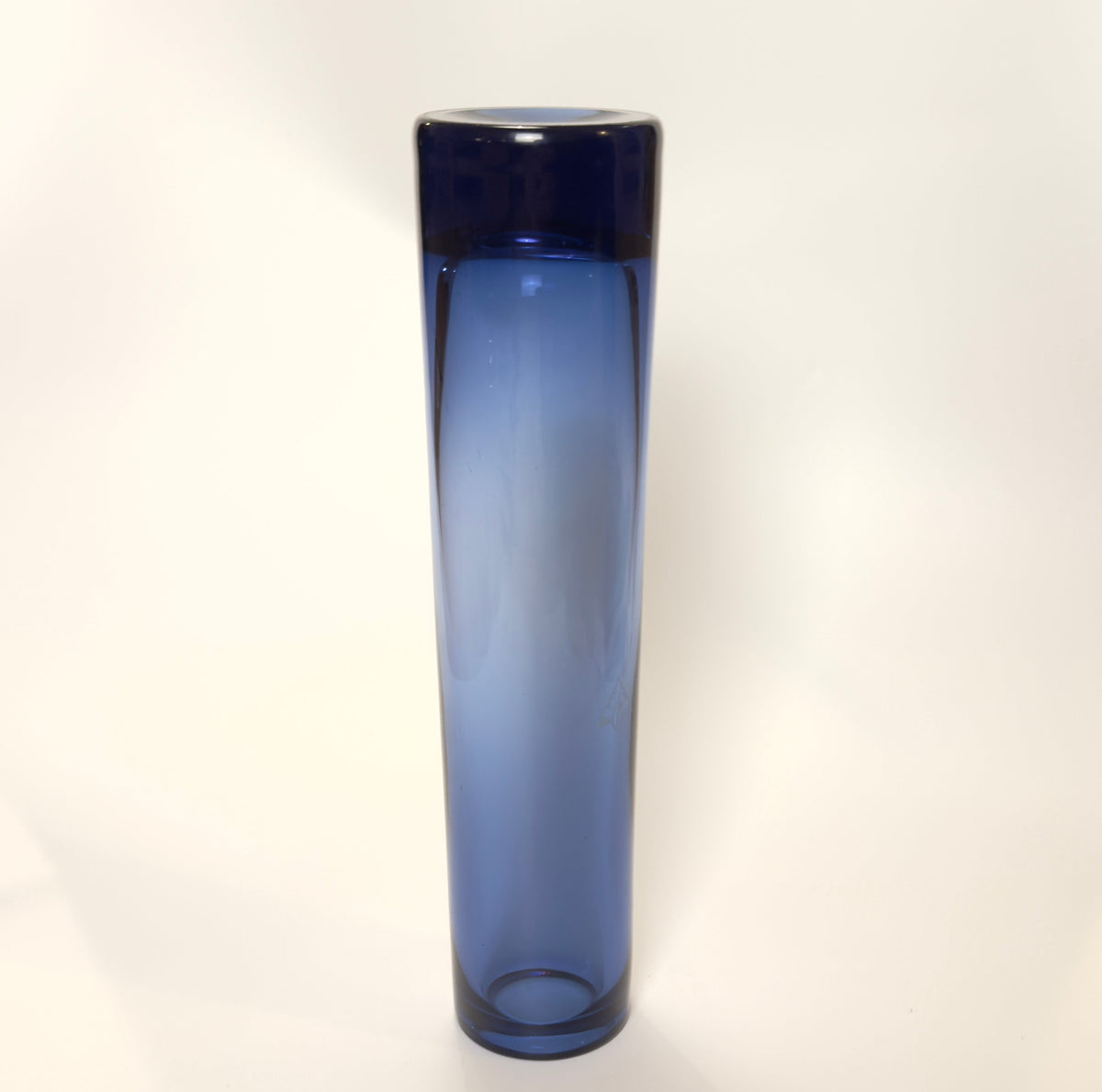 Holmegaard safir cylindrisk vase i safirblåt glas, 30,5 cm, designet af Per Lütken – med KFUM-Spejder gravering