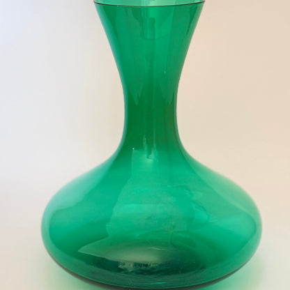 Skandinavisk grøn glas­karaffel i mundblæst glas, ca. 1960’erne