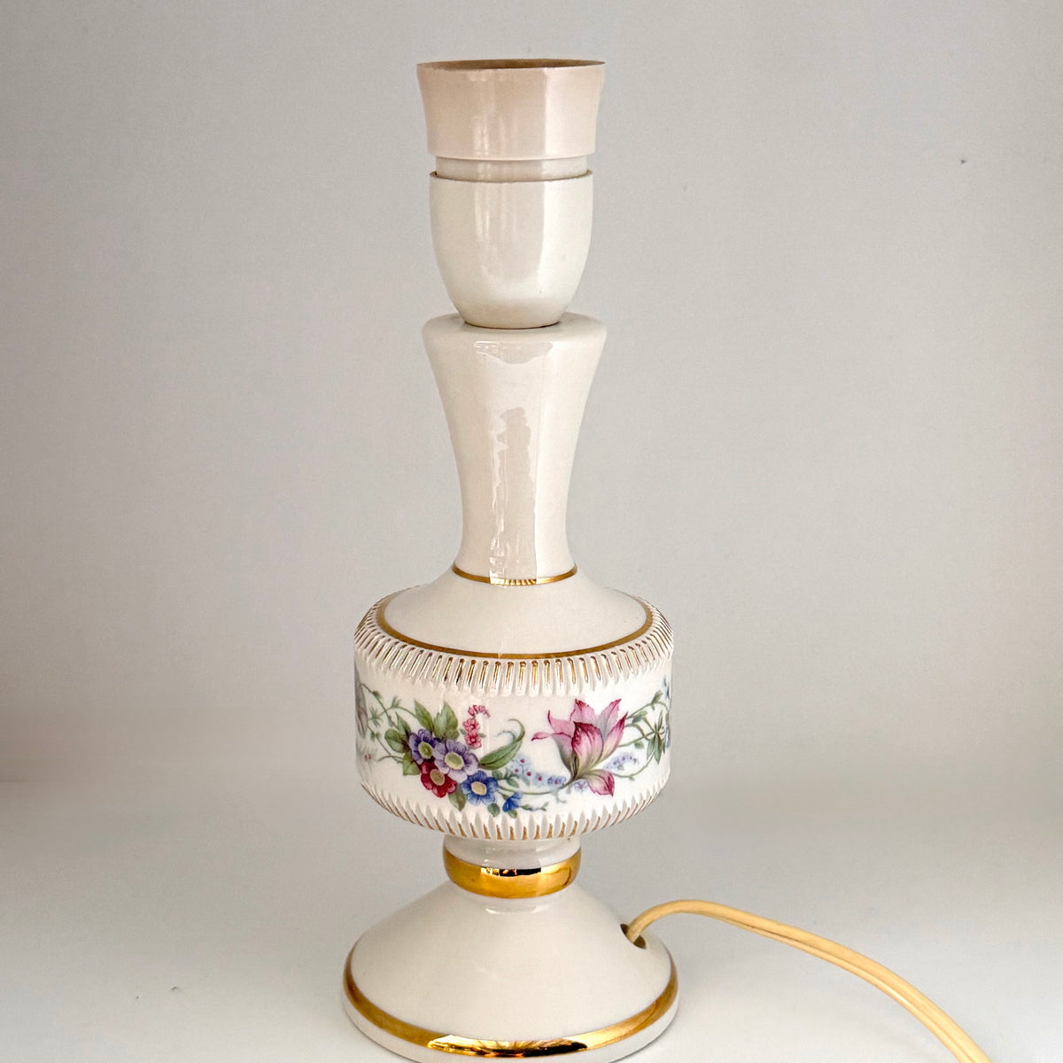 Italiensk ældre porcelænslampe med blomster – 23 cm