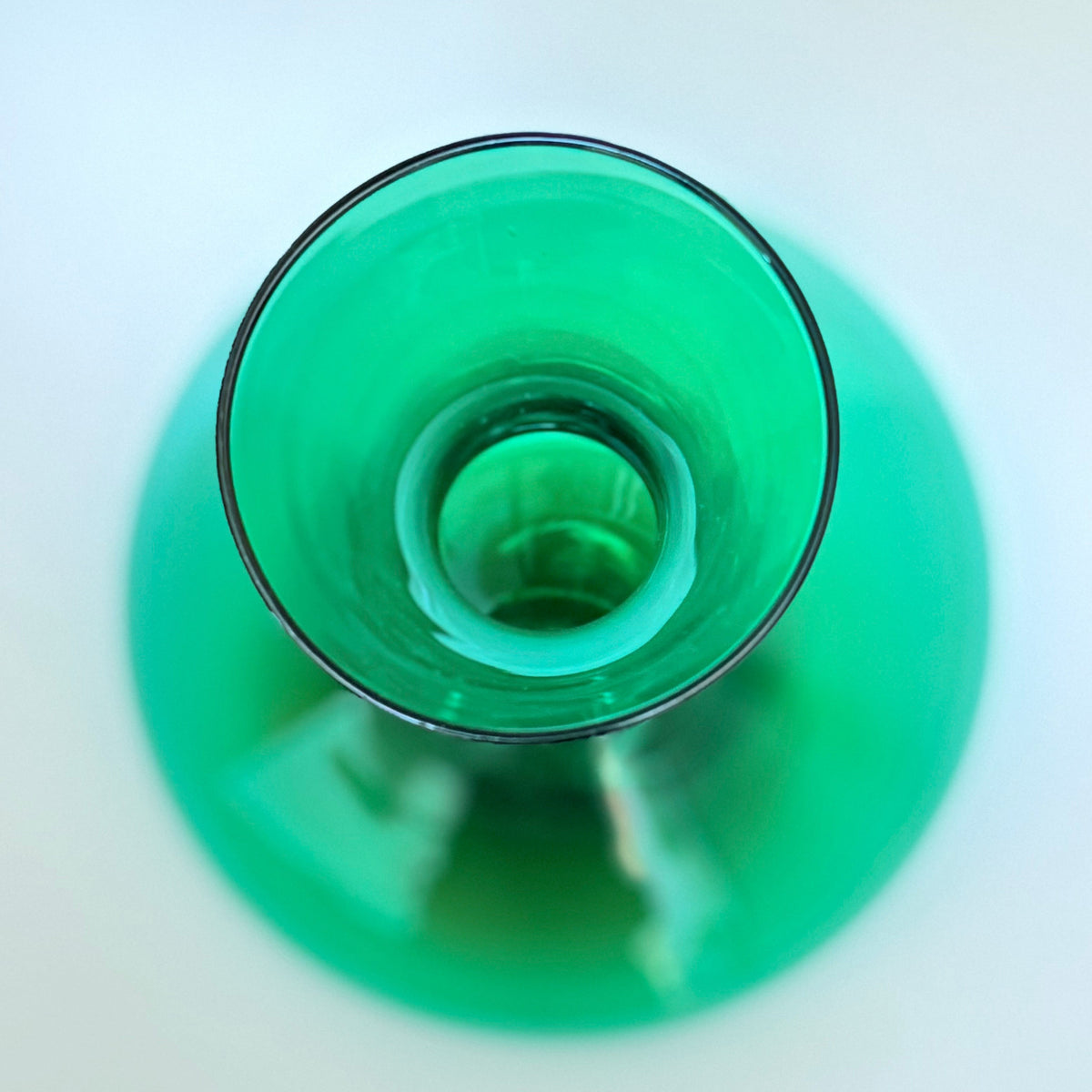 Skandinavisk grøn glas­karaffel i mundblæst glas, ca. 1960’erne
