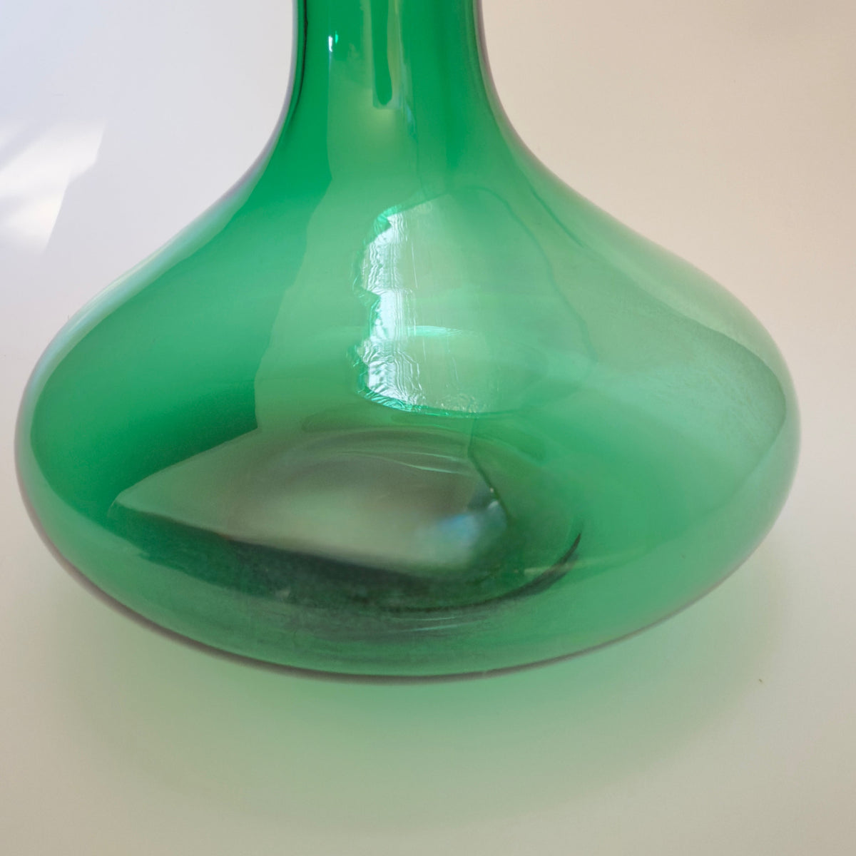 Skandinavisk grøn glas­karaffel i mundblæst glas, ca. 1960’erne