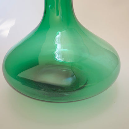 Skandinavisk grøn glas­karaffel i mundblæst glas, ca. 1960’erne