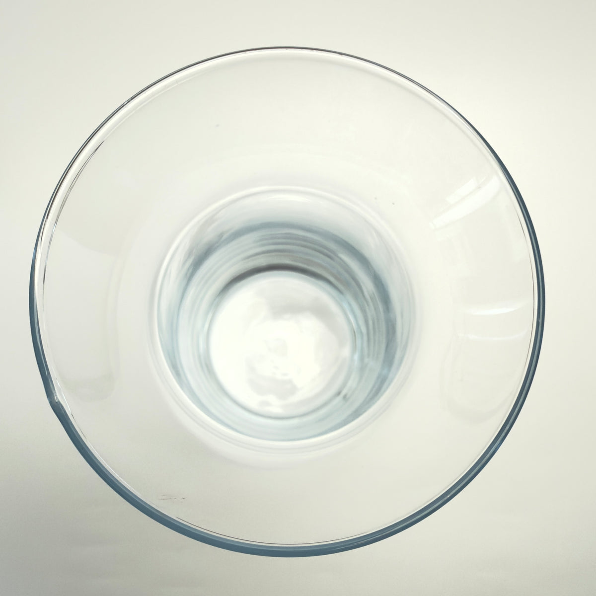 Glasvase i klart glas med svunget form, 26 cm