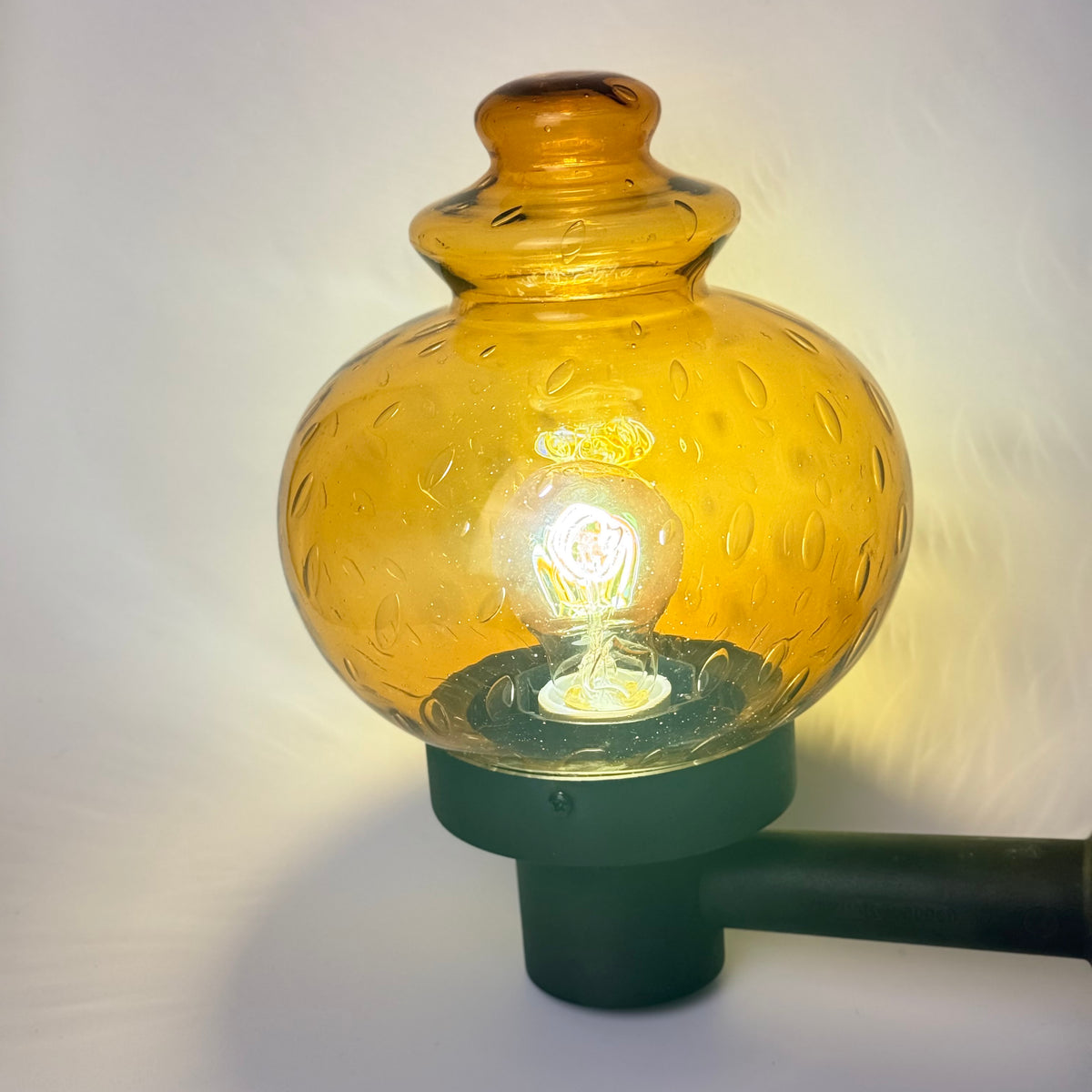 E.S. Horn Type 215 væglampe med ravfarvet glaskuppel – dansk vintage 1970’er