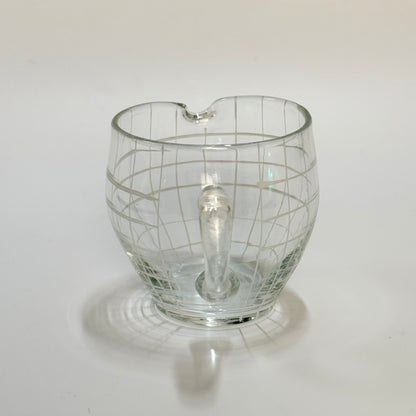 Vintage flødekande i klart glas med hvidt gittermønster – mid century design