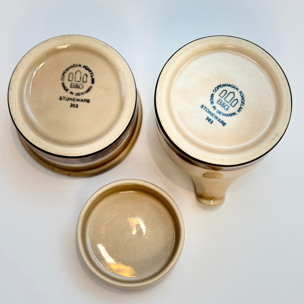 Bing & Grøndahl stoneware 303 – flødekande og sukkerskål med Låg – vintage stentøj