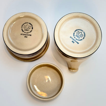 Bing & Grøndahl stoneware 303 – flødekande og sukkerskål med Låg – vintage stentøj