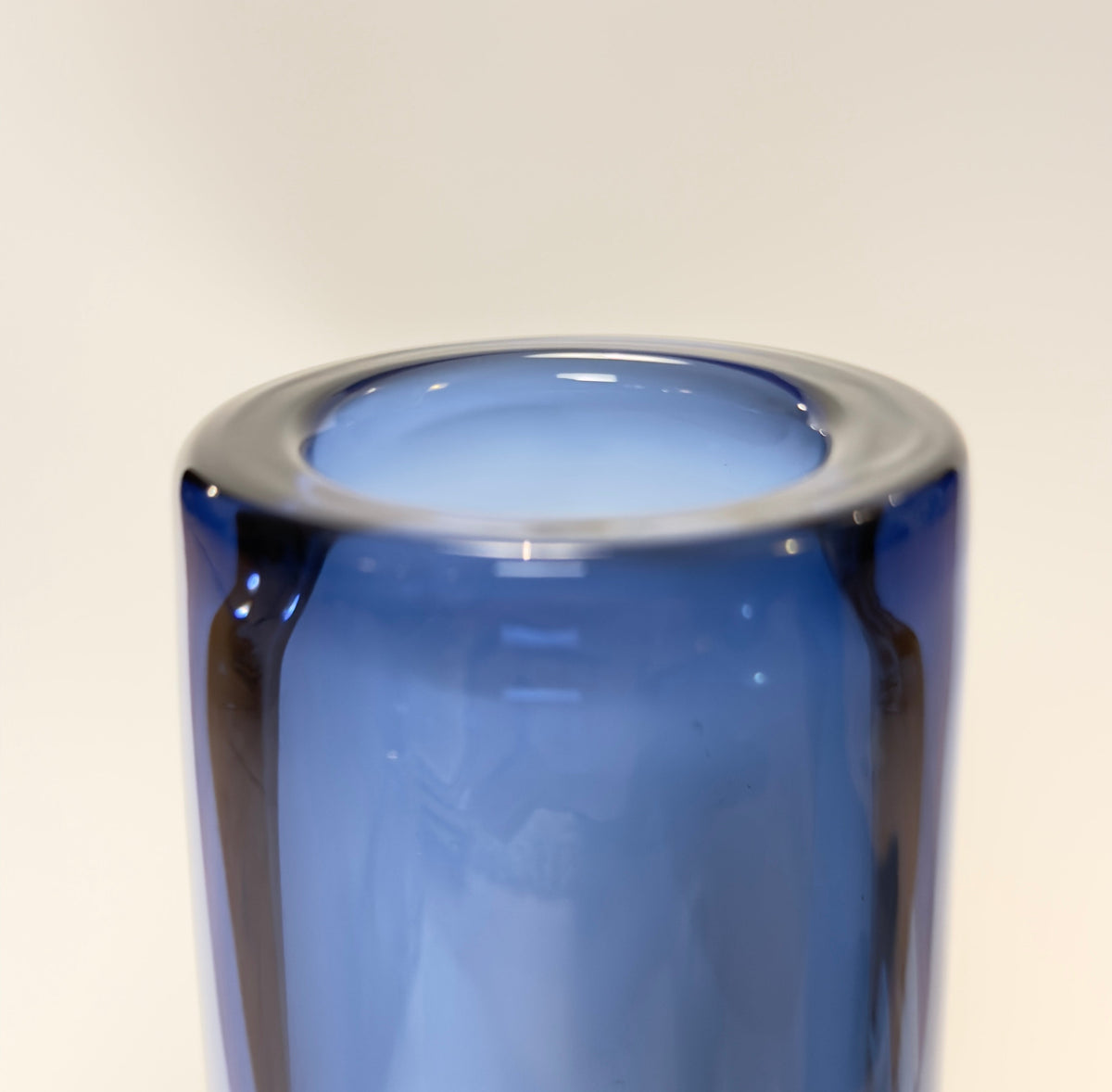Holmegaard safir cylindrisk vase i safirblåt glas, 30,5 cm, designet af Per Lütken – med KFUM-Spejder gravering