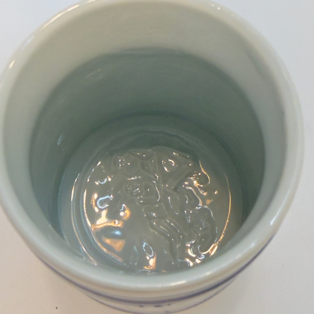 Lithophane ølkrus i porcelæn med tinlåg, 1930-40'erne