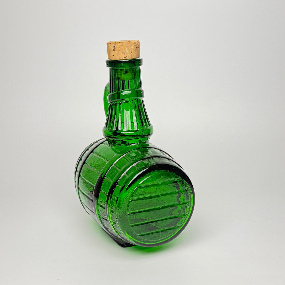 Belgisk vintage karaffel i grønt glas – tøndeform