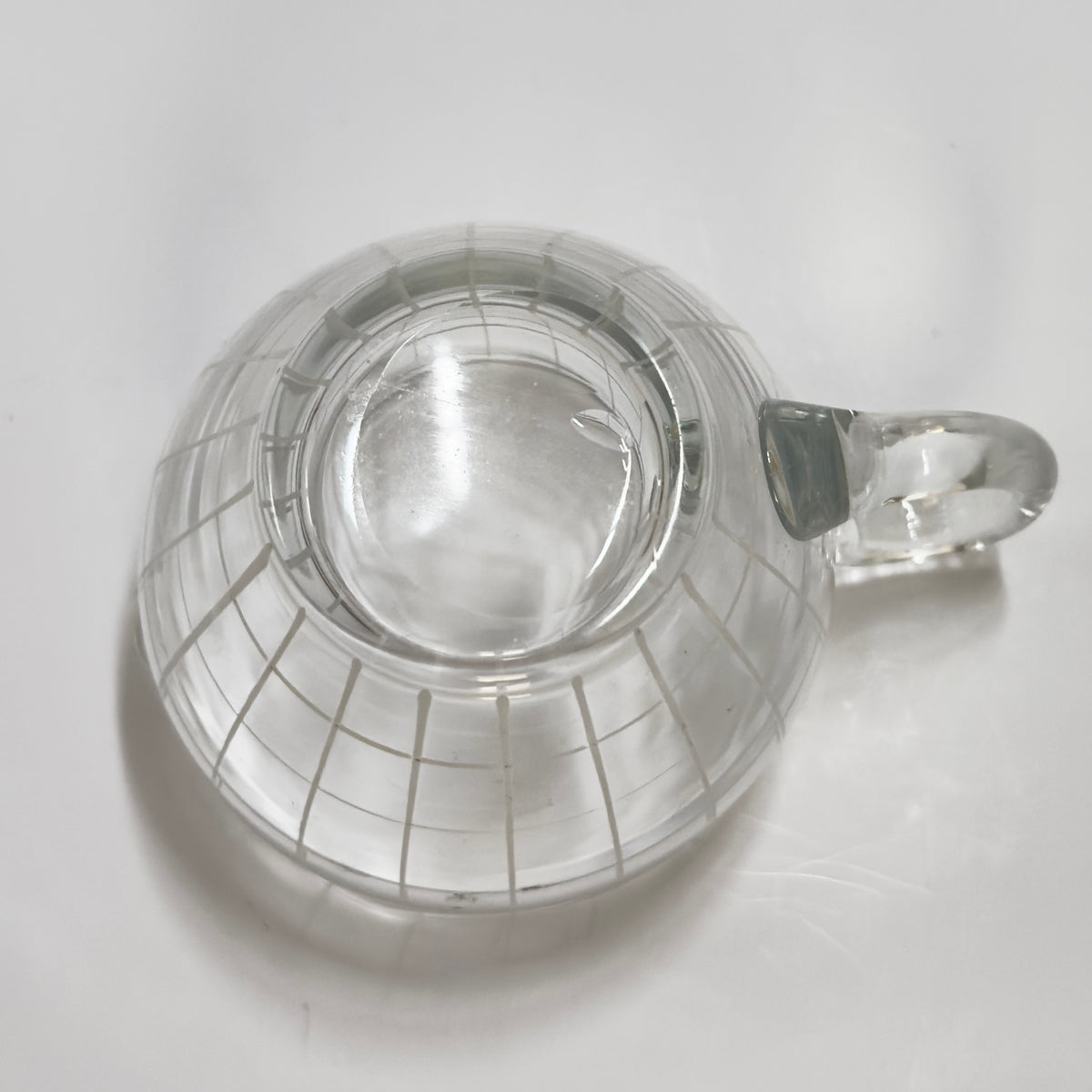 Vintage flødekande i klart glas med hvidt gittermønster – mid century design