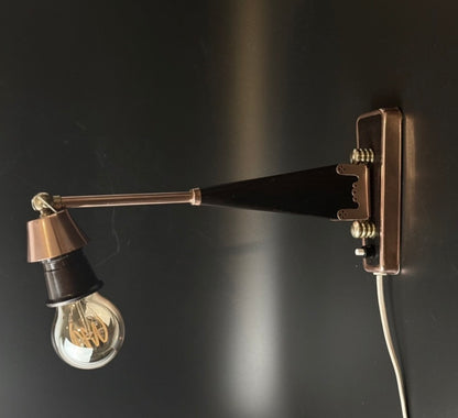 Dansk vintage væglampe i rosentræ og kobber – justerbar arm – 1960'erne