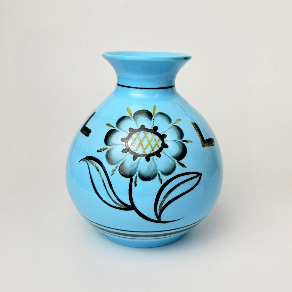 Vintage vase i lyseblåt opalinglas med håndmalet blomster