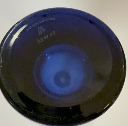 Holmegaard safir cylindrisk vase i safirblåt glas, 30,5 cm, designet af Per Lütken – med KFUM-Spejder gravering