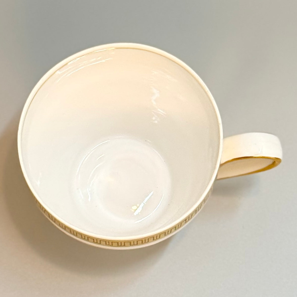 Lyngby Porcelæn kaffekop med underkop og kagetallerken – guldmæanderbort, Danmark