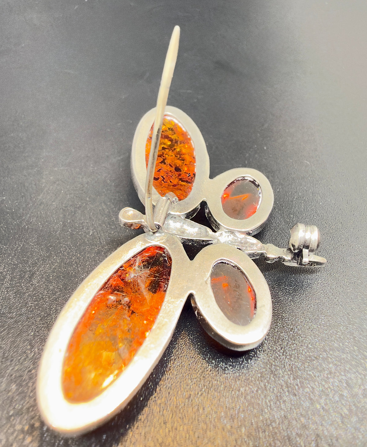 Broche i 925 sølv med baltisk rav – sommerfugl, vintage