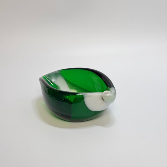Kunstglasschale aus mundgeblasenem Glas, grün und weiß – Mid-Century-Design