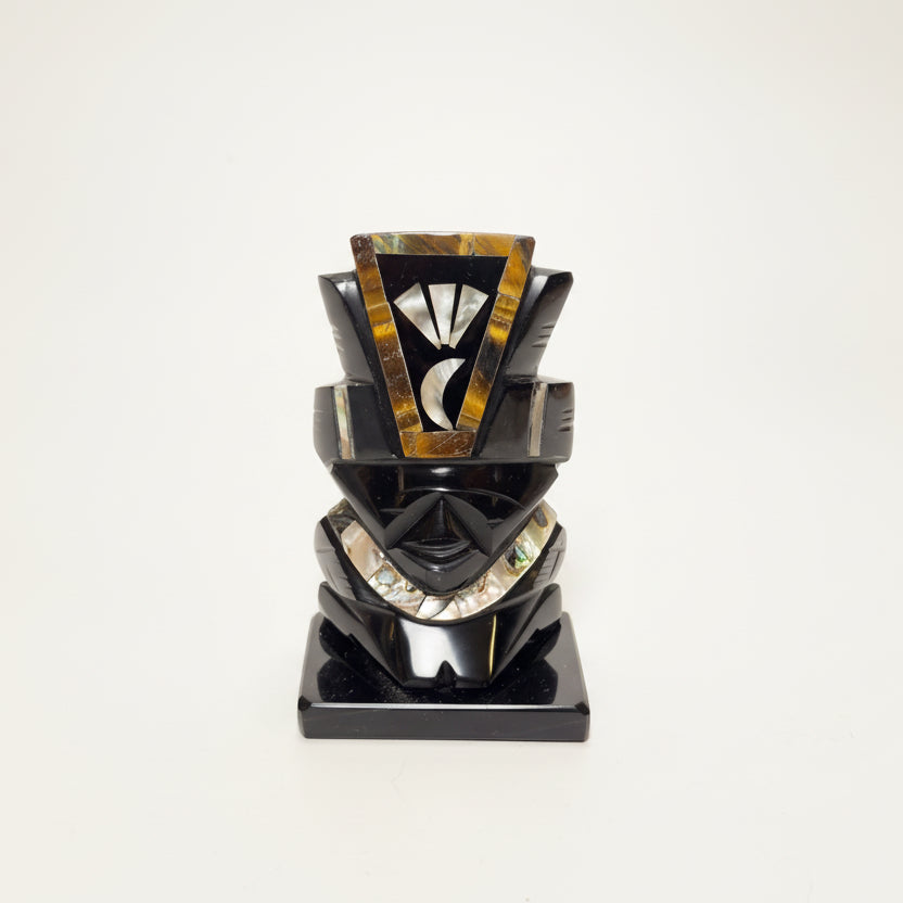 Håndskåret mexicansk figur i sort obsidian med perlemor