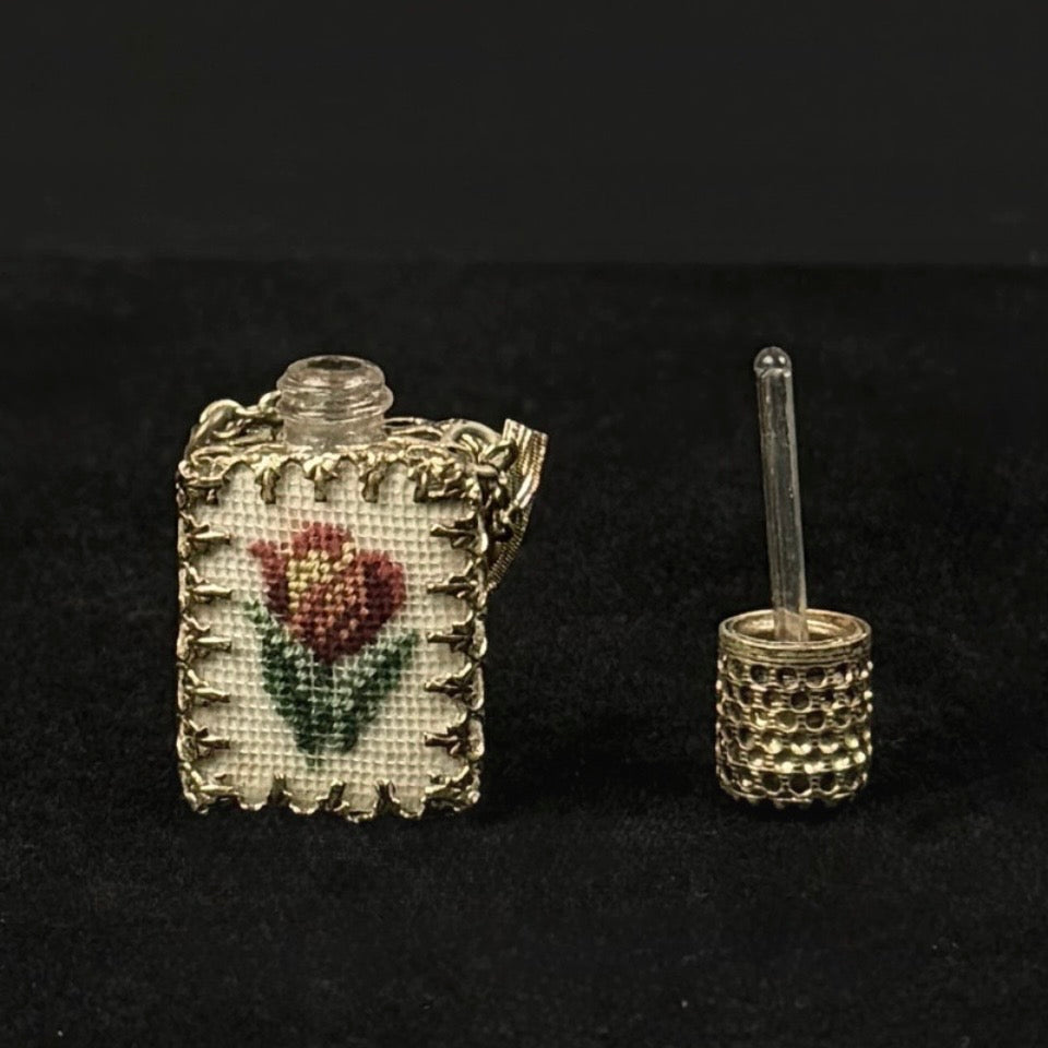 Art deco miniature parfumeflaske broche med petit point broderi