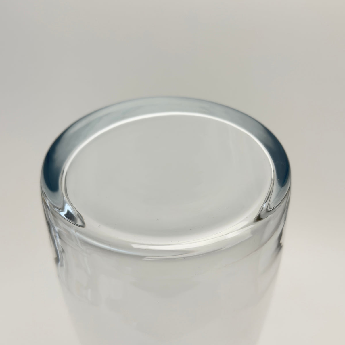 Glasvase i klart glas med svunget form, 26 cm
