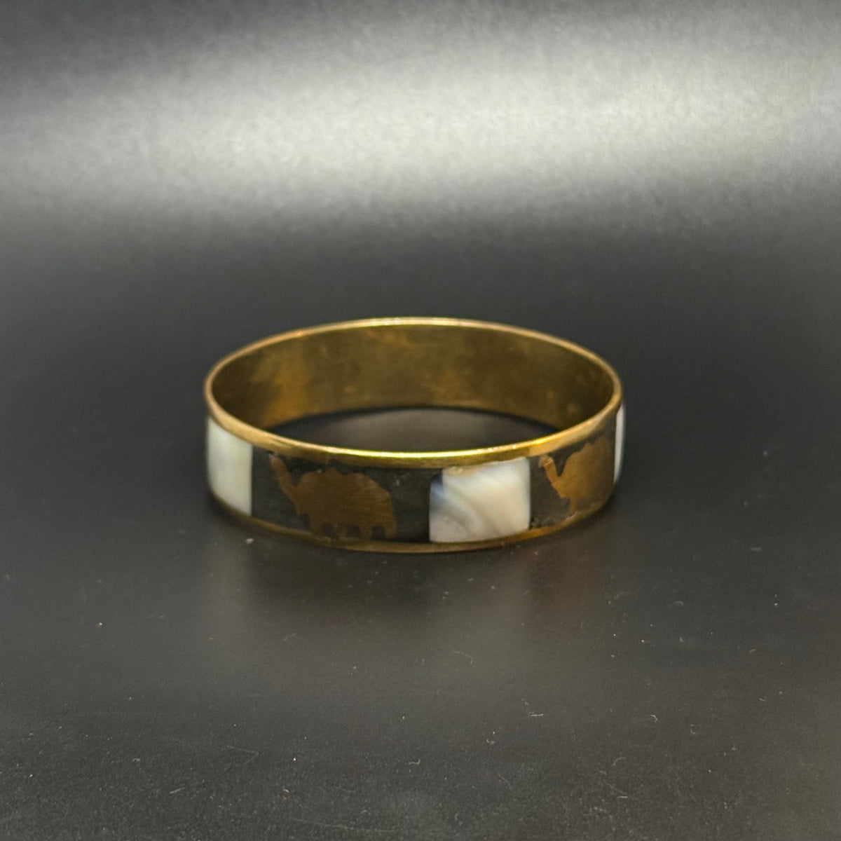 Vintage-Messingarmband mit Perlmutt und Elefanten
