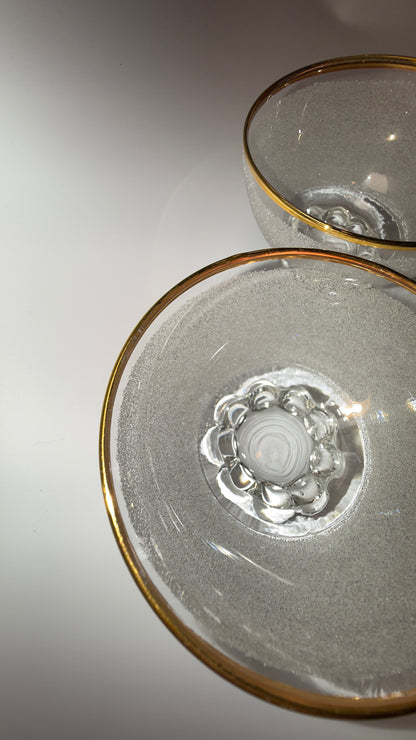 Coupéglas im Set mit rauer granulierter Glasoberfläche und Goldrand