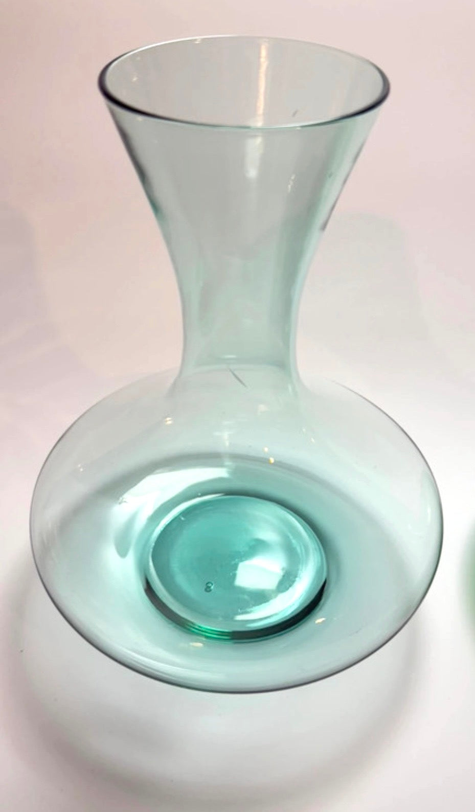 Skandinavisk turkis-grøn glas­karaffel i mundblæst glas, ca. 1960’erne