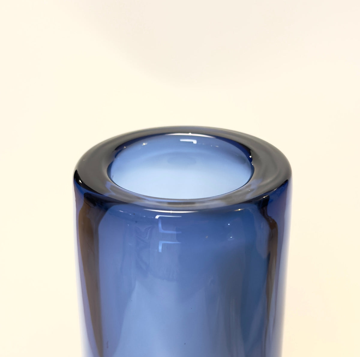 Holmegaard safir cylindrisk vase i safirblåt glas, 30,5 cm, designet af Per Lütken – med KFUM-Spejder gravering