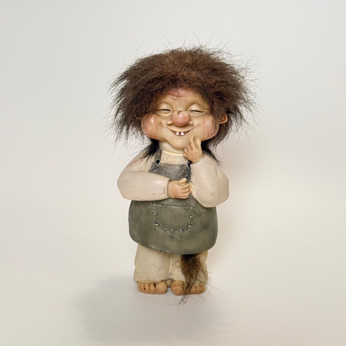 Vintage troldefigur i porcelæn med naturhår – ca. 13 cm