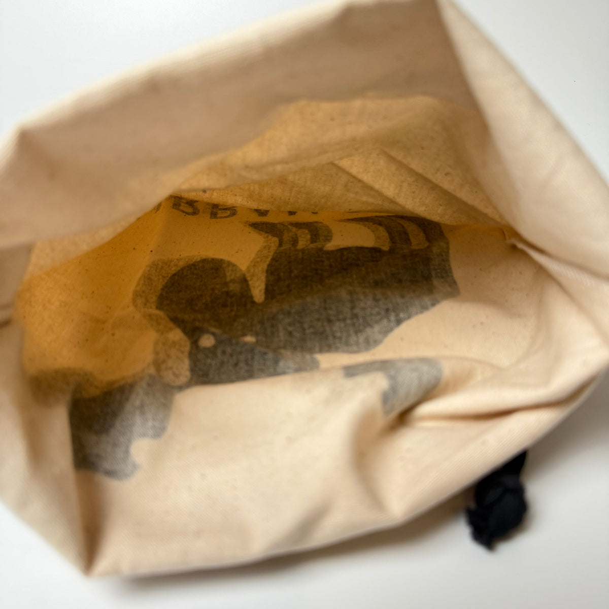Original Urban Elk stofpose i kraftig naturfarvet bomuld med sort snørelukning og Urban Elk-logo på forsiden.

Velegnet som opbevaringspose til sko, accessories eller mindre tasker til voksne og børn. 

Mål:
• Ca. 33 × 24 cm

Stand:
Pæn brugt stand med lette brugsspor og enkelte folder efter opbevaring. Se billederne, da de er en del af beskrivelsen.