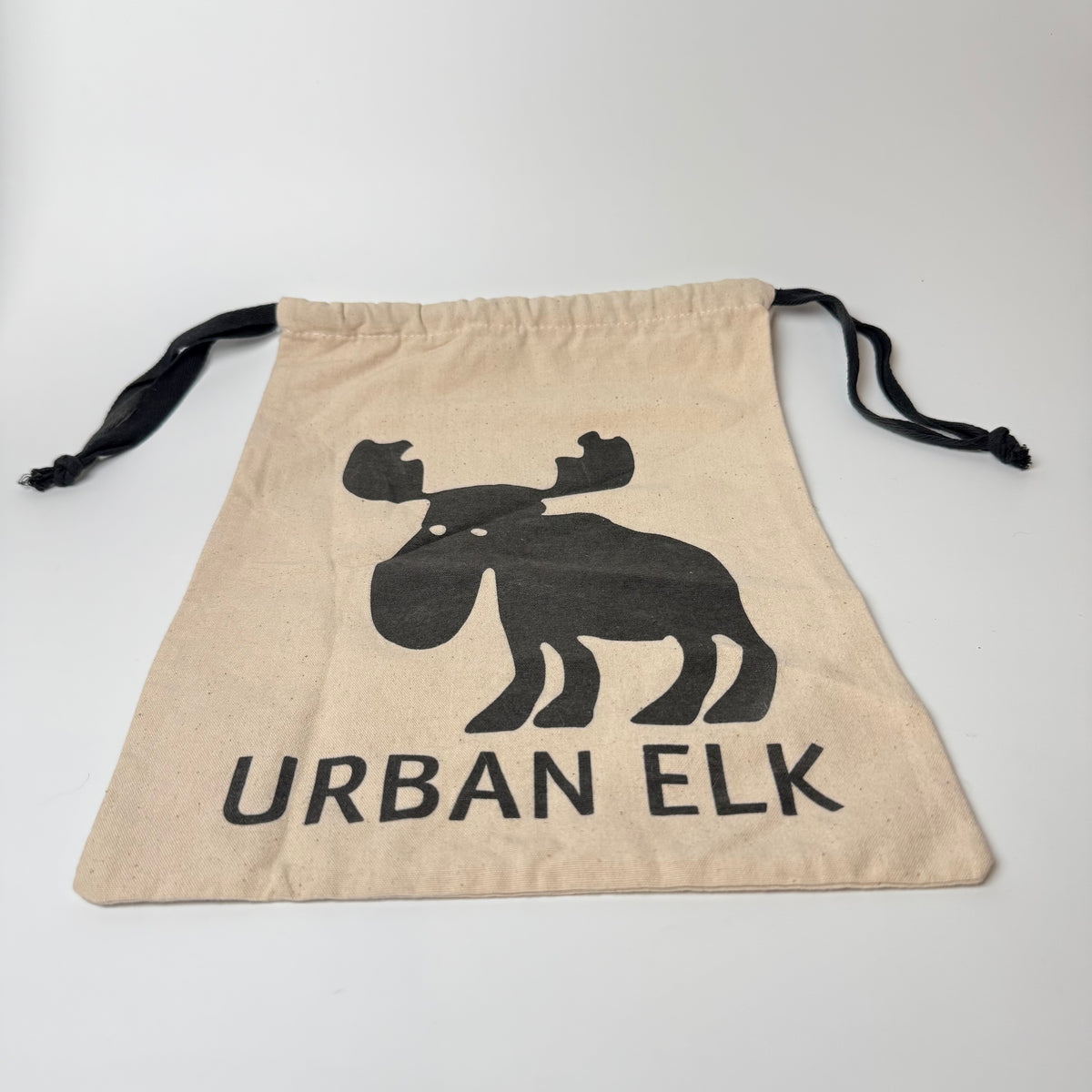 Original Urban Elk stofpose i kraftig naturfarvet bomuld med sort snørelukning og Urban Elk-logo på forsiden.

Velegnet som opbevaringspose til sko, accessories eller mindre tasker til voksne og børn. 

Mål:
• Ca. 33 × 24 cm

Stand:
Pæn brugt stand med lette brugsspor og enkelte folder efter opbevaring. Se billederne, da de er en del af beskrivelsen.