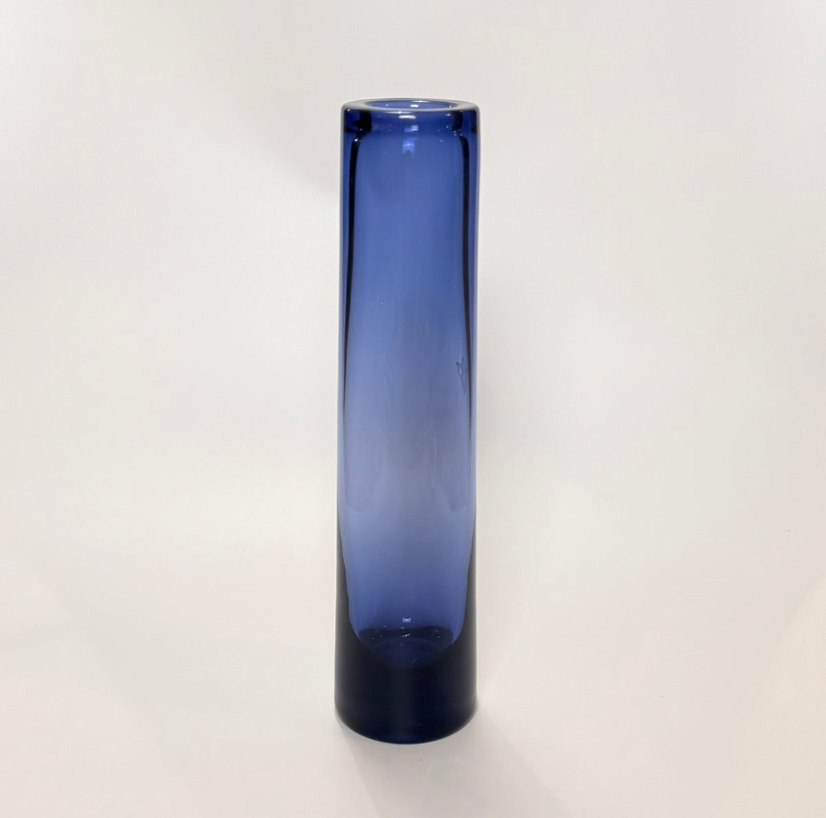 Holmegaard safir cylindrisk vase i safirblåt glas, 30,5 cm, designet af Per Lütken – med KFUM-Spejder gravering