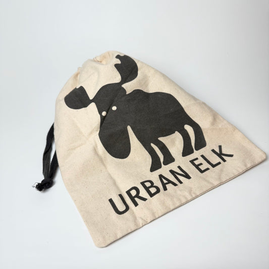 Original Urban Elk stofpose i kraftig naturfarvet bomuld med sort snørelukning og Urban Elk-logo på forsiden.

Velegnet som opbevaringspose til sko, accessories eller mindre tasker til voksne og børn. 

Mål:
• Ca. 33 × 24 cm

Stand:
Pæn brugt stand med lette brugsspor og enkelte folder efter opbevaring. Se billederne, da de er en del af beskrivelsen.